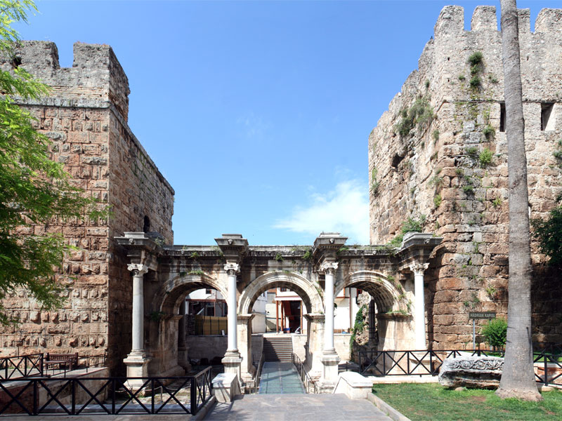 Ворота Адриана сейчас используются как вход на территорию Старого города